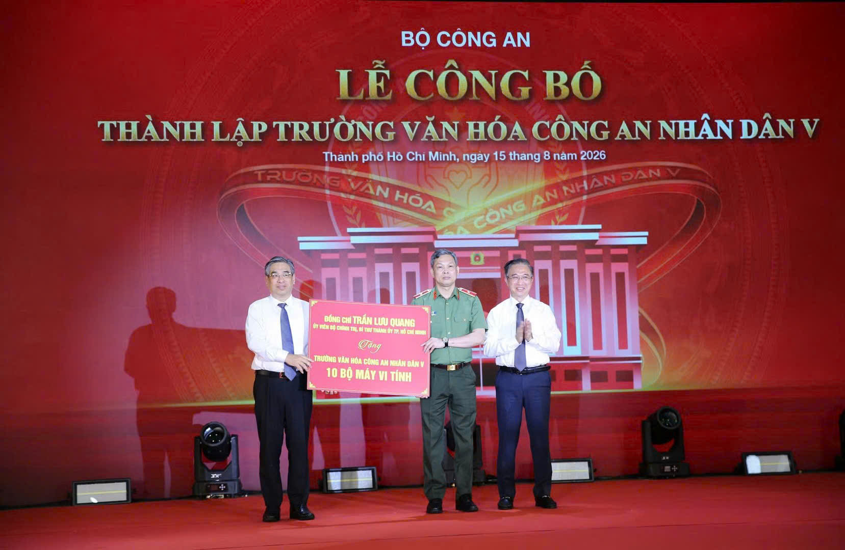 Đồng chí Nguyễn Phước Lộc, Phó Bí thư Thành ủy TP. Hồ Chí Minh; đồng chí Nguyễn Công Vinh, Phó Chủ tịch Ủy ban nhân dân TP trao quà của Thường trực Thành ủy tặng Trường Văn hóa Công an nhân dân V