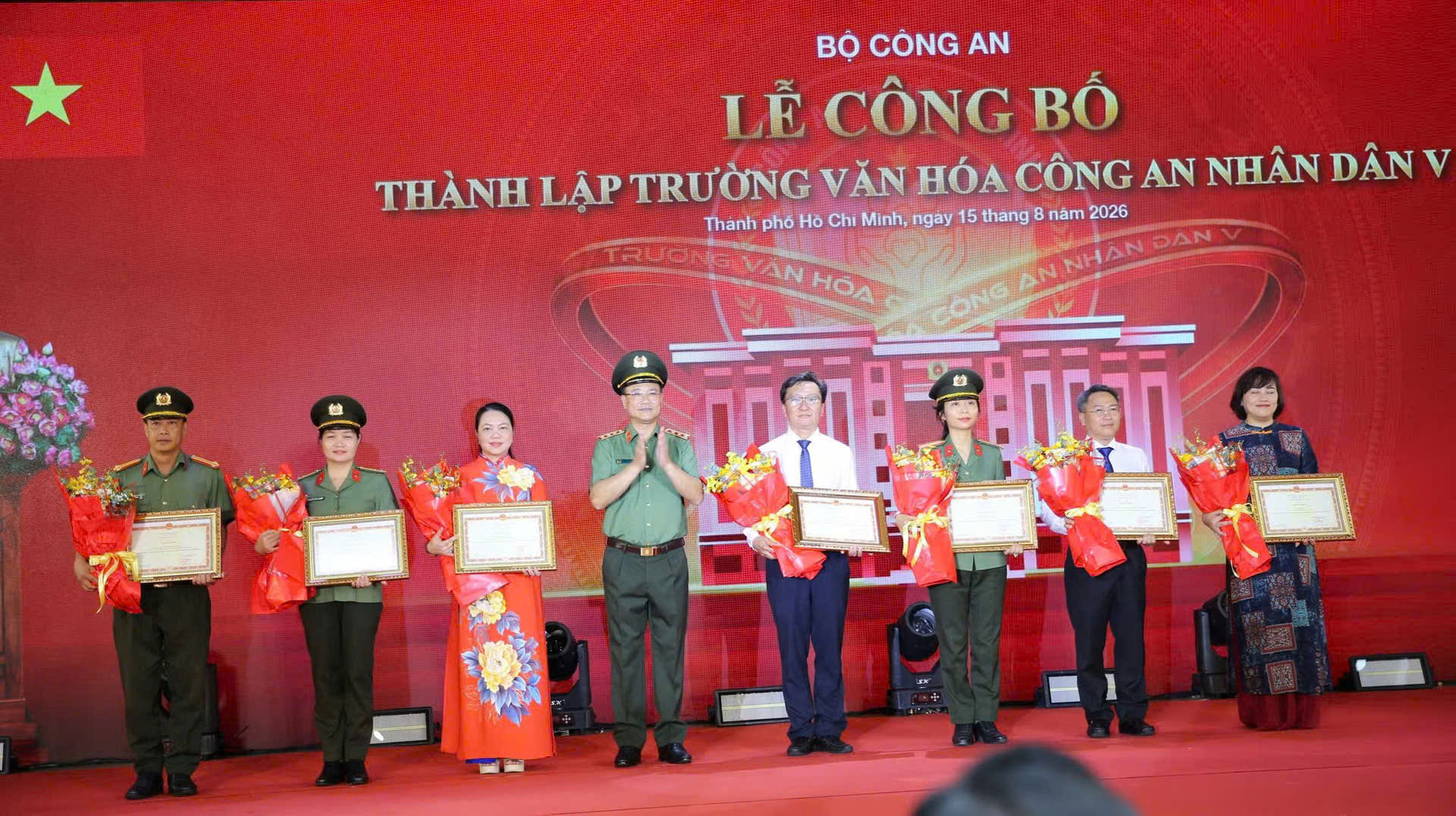 Thứ trưởng Phạm Thế Tùng và lãnh đạo TP. Hồ Chí Minh trao Bằng khen của Bộ Công an và Ủy ban nhân dân TP. Hồ Chí Minh tặng các tập thể và cá nhân.