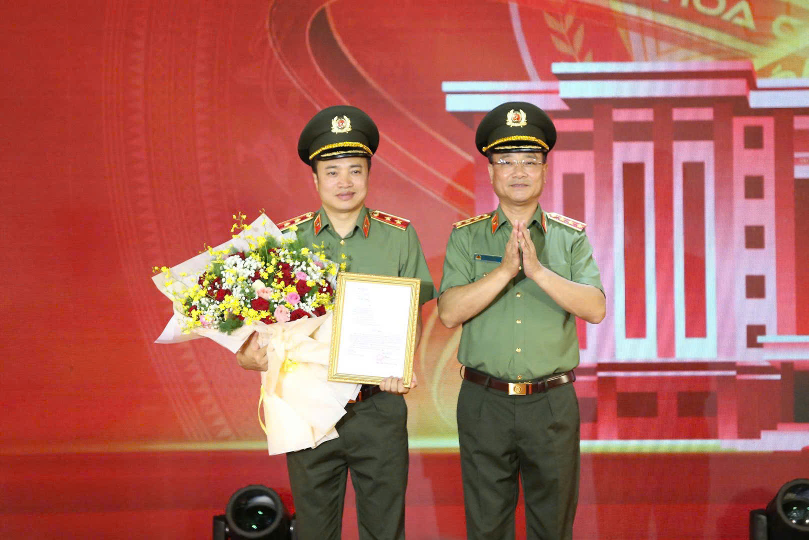 Thứ trưởng Phạm Thế Tùng trao Quyết định bổ sung Trường Văn hóa Công an nhân dân V vào tổ chức bộ máy Công an TP. Hồ Chí Minh.